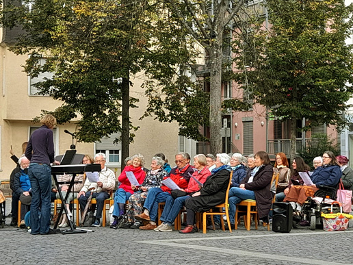 Chor singt auf dem Kirchenplatz